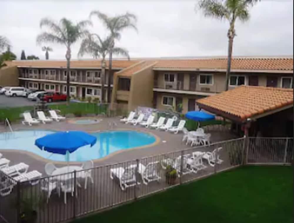 Travelodge by Wyndham Hemet CA Eksteriør billede