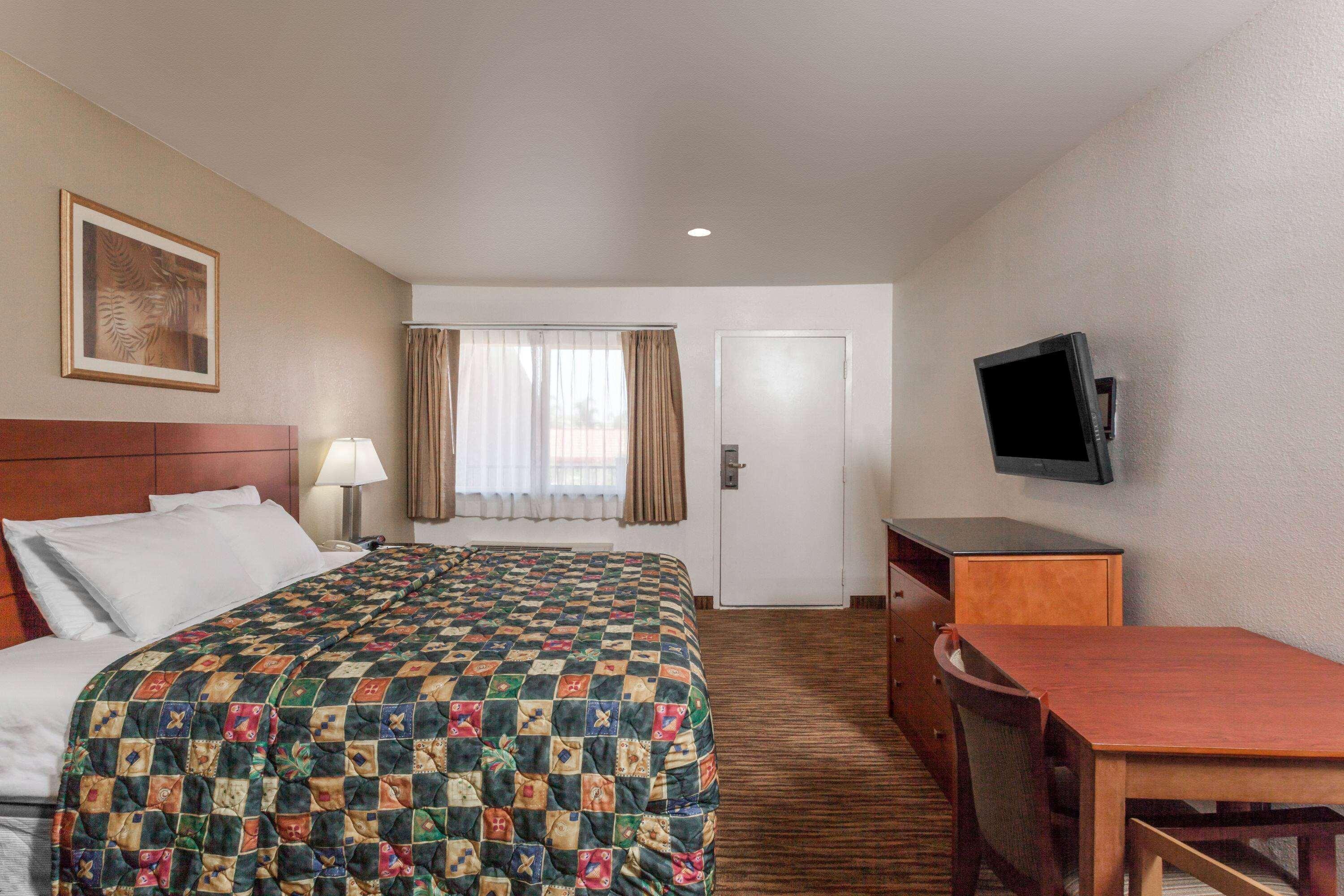 Travelodge by Wyndham Hemet CA Eksteriør billede