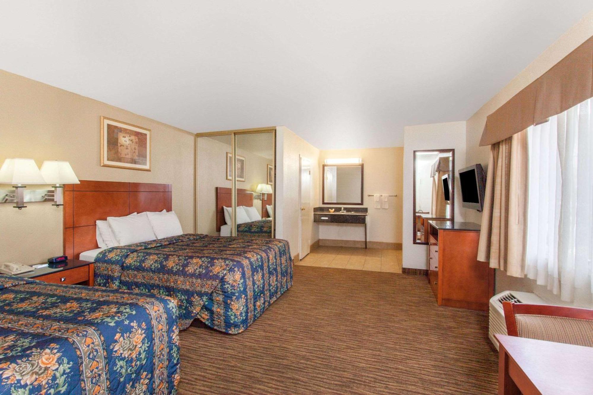 Travelodge by Wyndham Hemet CA Eksteriør billede
